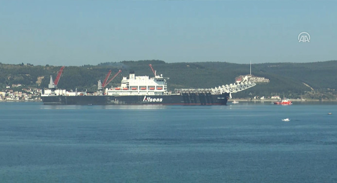 Dev gemi Çanakkale Boğazı'ndan geçti