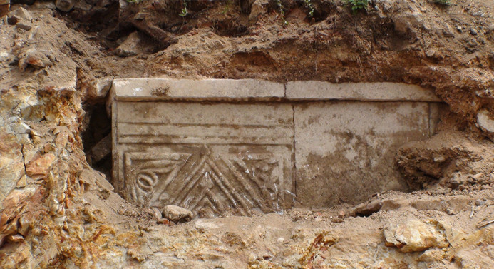 Yol çalışmasında lahit mezar bulundu