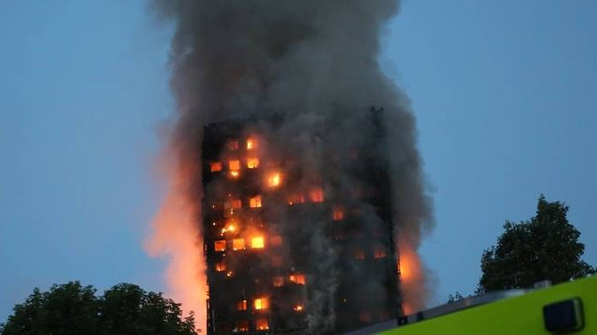 Londra'da 27 katlı binada yangın