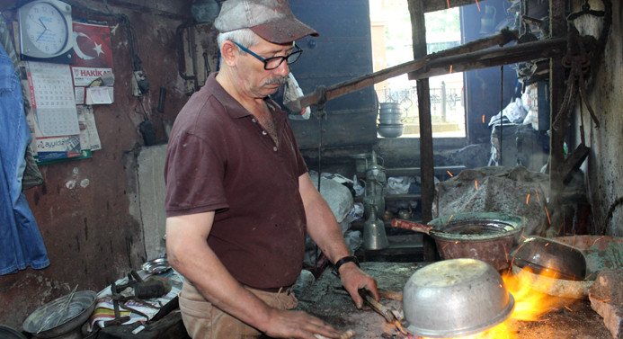 İzmit'teki son kalaycı, mesleği yaşatmak için direniyor