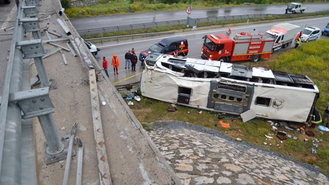 Çorum'da yolcu otobüsü üst geçitten düştü: 48 yaralı