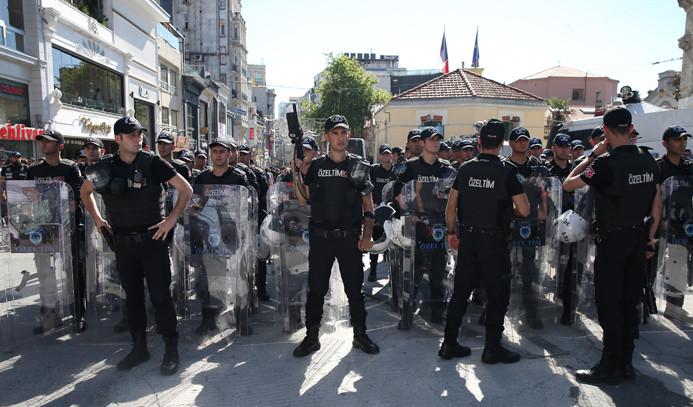 Taksim'de 44 gözaltı