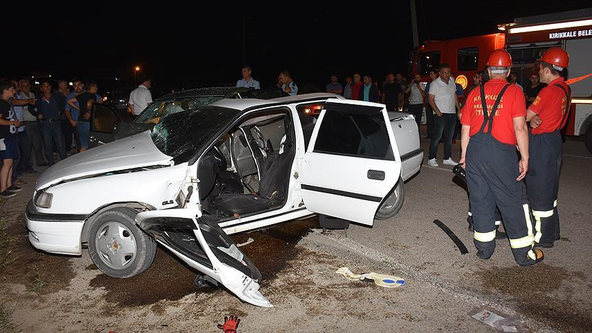 Kırıkkale'de iki otomobil çarpıştı: 3 ölü, 8 yaralı