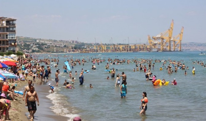 Tatile çıkamayan İstanbullular sahilleri doldurdu