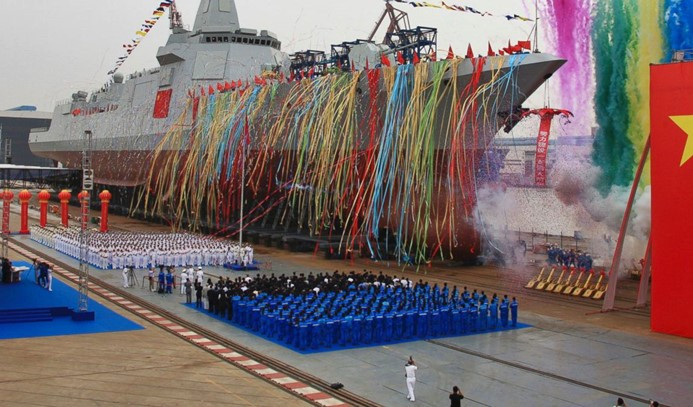 Çin'in yeni nesil destroyeri suya indirildi