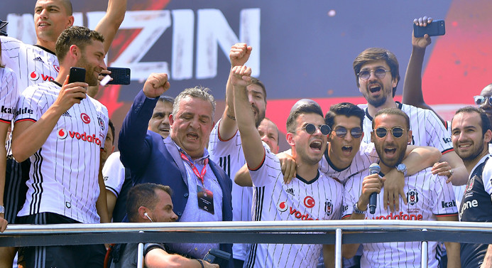 Beşiktaşlı futbolcular taraftarı coşturdu