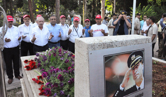 Kılıçdaroğlu, Gaffar Okkan’ın mezarını ziyaret etti