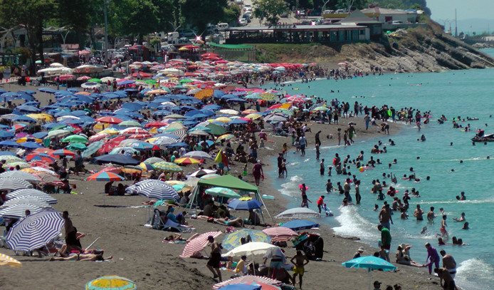 Karadeniz’de plajlar doldu taştı