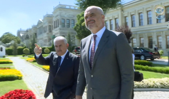 Yıldırım ve Edi Rama Dolmabahçe Ofisi'nin bahçesinde gezinti yaptı