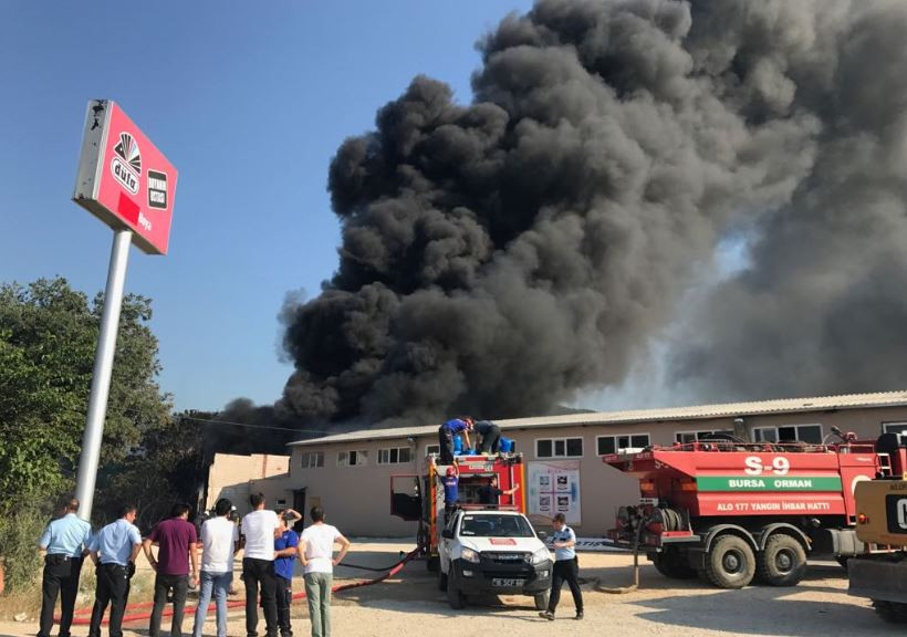 Bursa'da boya fabrikasında yangın