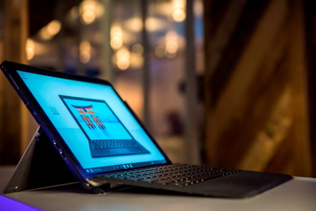 Dünyanın ilk wireless şarj özelliğine sahip laptopu satışa çıktı