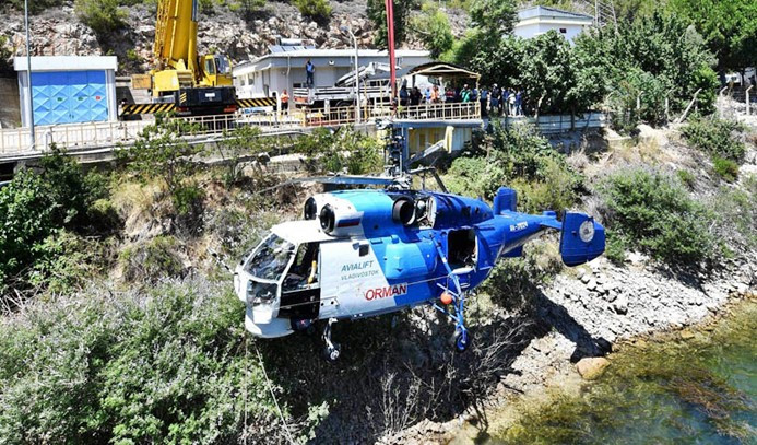 Baraja düşen helikopter çıkarıldı