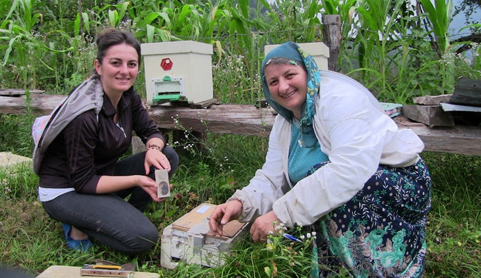 Anne kız kraliçe yetiştiriyor