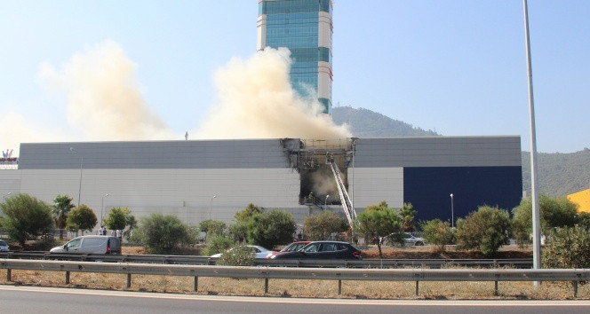 İzmir'de AVM'de yangın