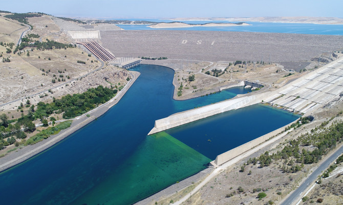 Atatürk Barajı ovaları bereketlendirecek