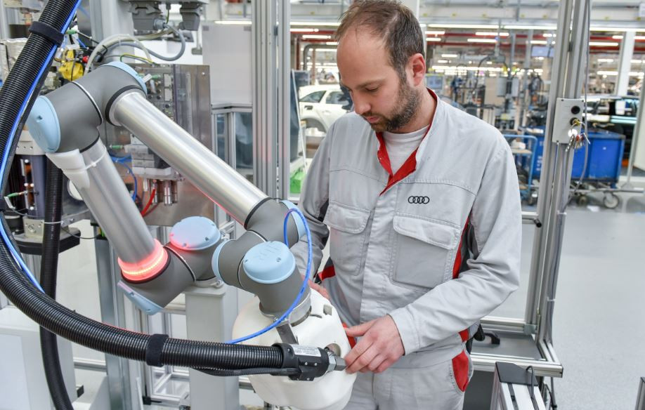 Audi'nin robot çalışanı Klara iş başı yapıyor