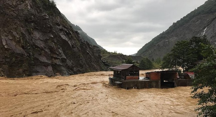 Rize'deki sel can aldı