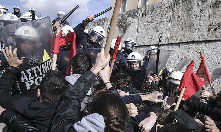 Yunanistan'da "kemer sıkma" karşıtı gösteride arbede