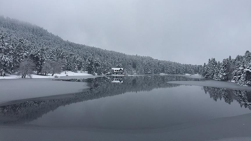 Gölcük Gölü kısmen buz tuttu