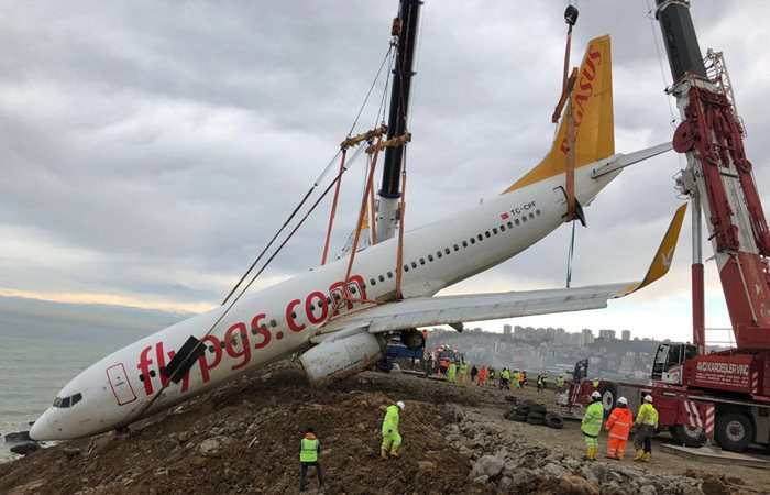 Trabzon'daki uçak kurtarılıyor