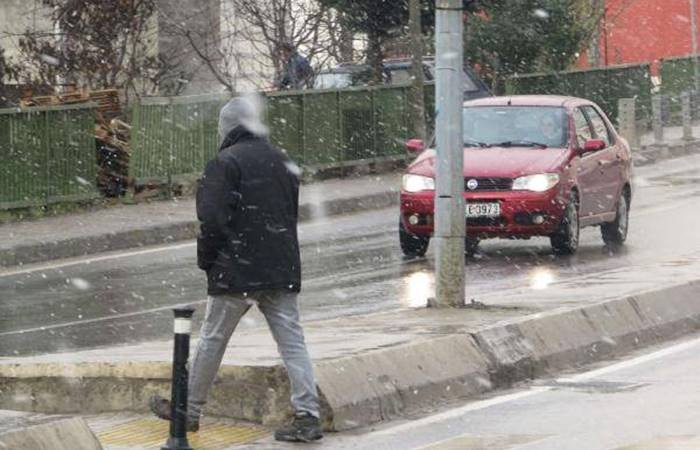 İstanbul'a yılın ilk karı düştüi