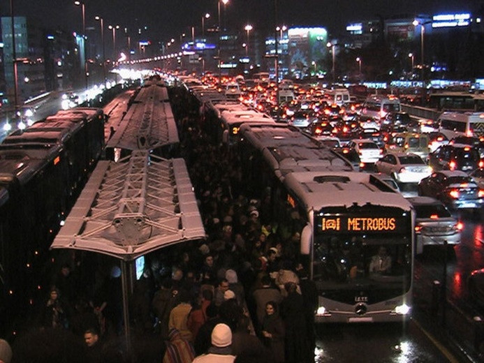 Yolcular metrobüs yoğunluğunu protesto etti