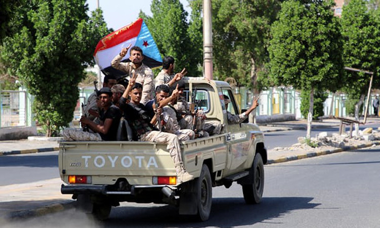 Yemen'de ayrılıkçılar, Aden'de karargahı ele geçirdi