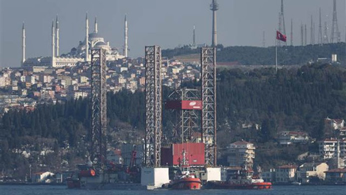 Dev petrol platformu Boğaz'dan geçemedi