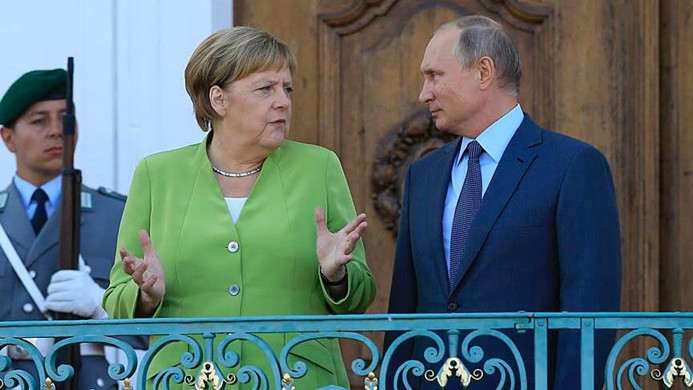 Putin ile Merkel Ukrayna krizini görüştü
