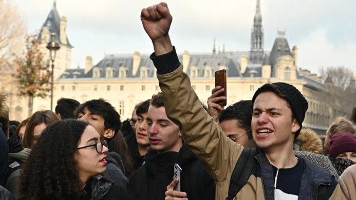 Fransa'da lise öğrencilerinden 'kara salı' eylemi