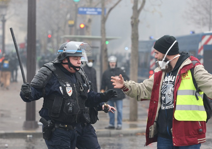Fransa'daki gösterilerde 263 yaralı, 630 gözaltı