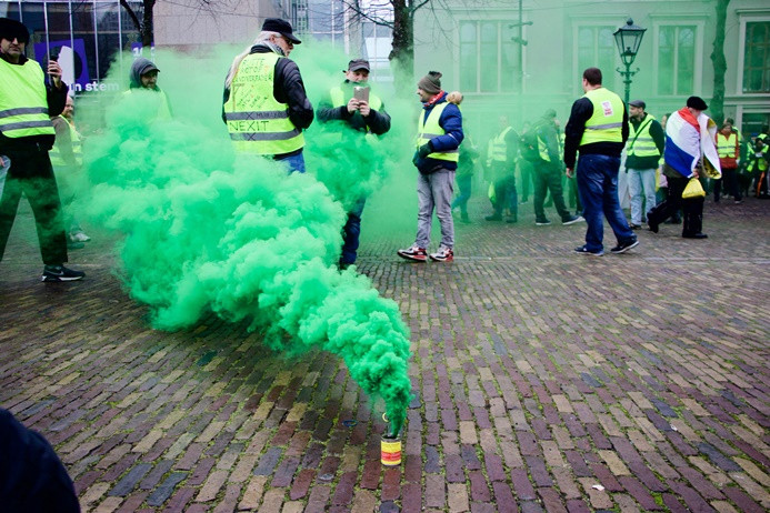 Hollanda'da sarı yeleklilerin gösterisinde gözaltı