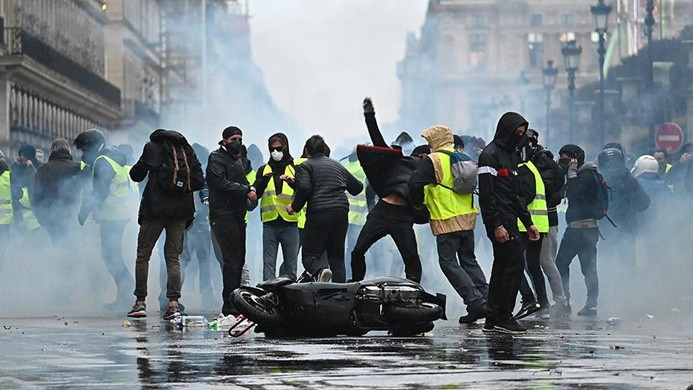 Sarı yeleklilerin Fransa'daki eylemleri devam ediyor