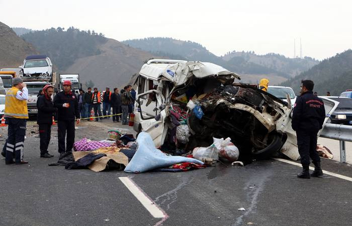 Kahramanmaraş'ta minibüs kamyona çarptı: 9 ölü