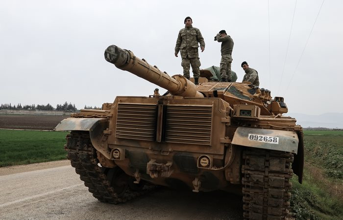 Afrin'e yoğun topçu atışları başladı