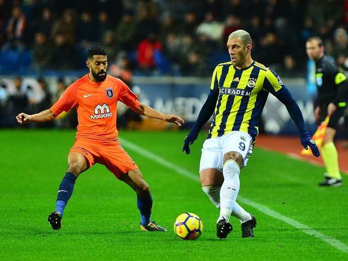 Fenerbahçe, lider Başakşehir'i devirdi