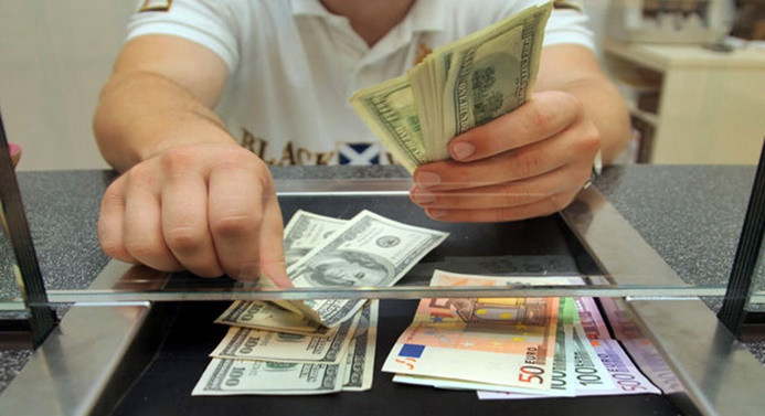 Euroda yeni rekor, dolar düşüşte