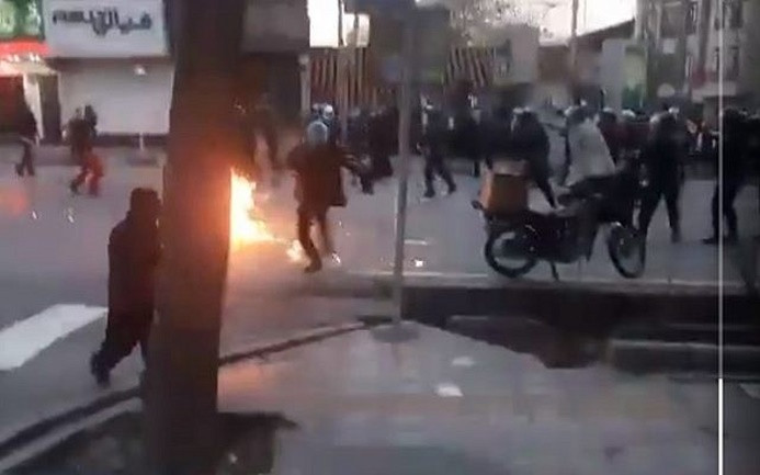 İran'da protestolarda 3 polis öldürüldü