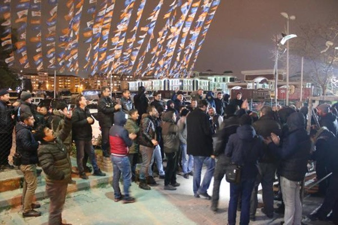 AK Parti il binası önünde 'taşeron' eylemi