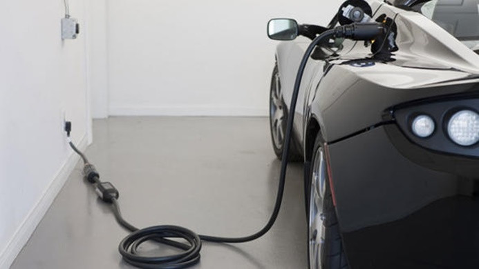 Elektrikli araçlar Avrupa'da petrol tüketimini azaltıyor