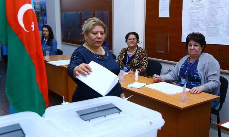 Azerbaycan'da cumhurbaşkanı seçimi erkene alındı