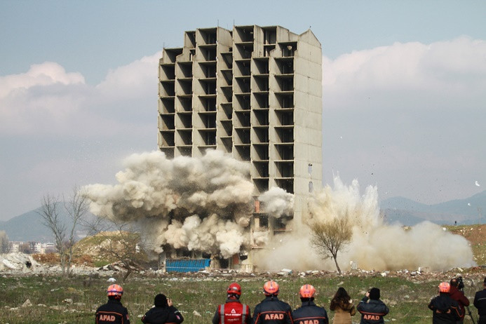 Bursa'da 13 katlı bina iki kez patlatıldı, yıkılmadı