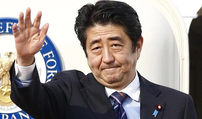 Yolsuzluk suçlamaları, Abe'nin koltuğunu sarsıyor