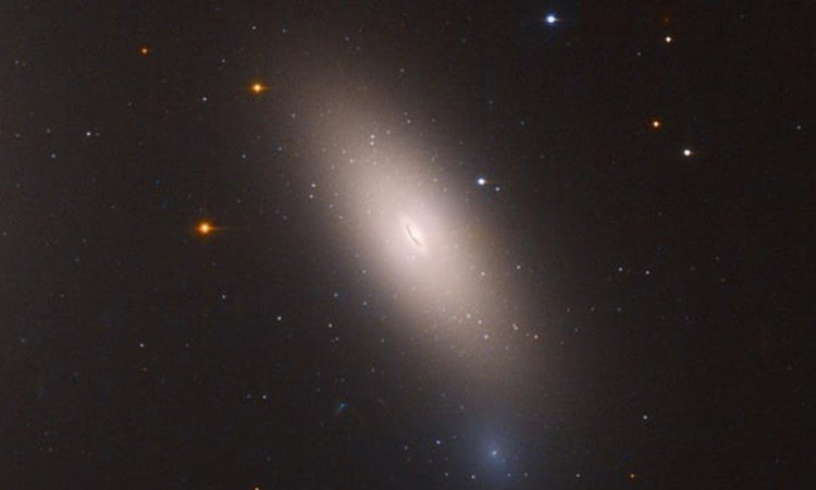 Hubble, "kalıntı galaksiyi" görüntüledi