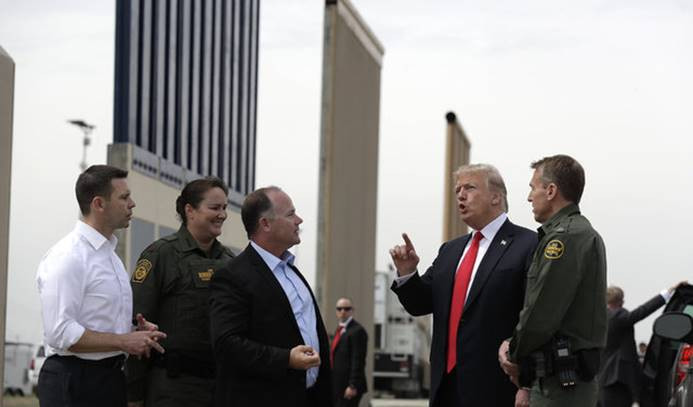 Trump, sınıra duvar beğenmeye gitti