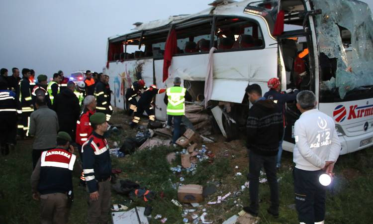 Otobüs şarampole devrildi: 4 ölü, 37 yaralı