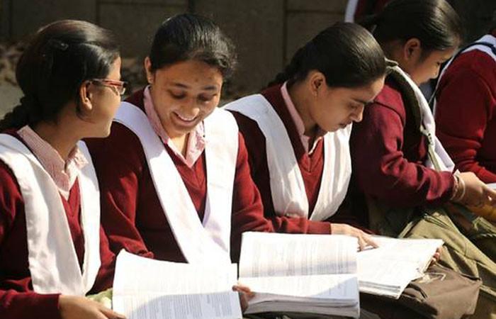 Hindistan'da 1,6 milyon öğrencinin sınavı iptal edildi