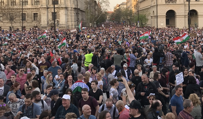 Macaristan'da binlerce kişi sokağa çıktı