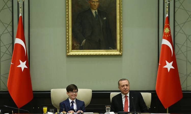 Erdoğan koltuğunu 12 yaşındaki Fatih'e devretti