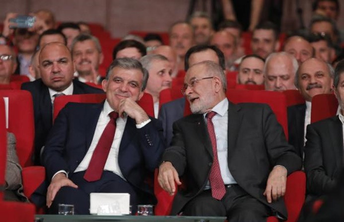 Abdullah Gül ile Karamollaoğlu ödül töreninde